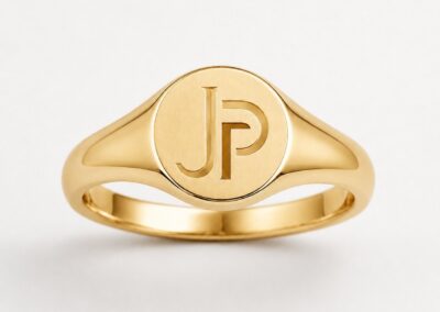 Anillo de sello con iniciales JP en oro de Jesús Palacín, joyería mayorista en Zaragoza