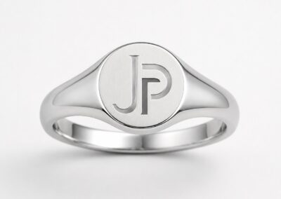 Anillo de sello con iniciales JP en plata de Jesús Palacín, joyería mayorista en Zaragoza
