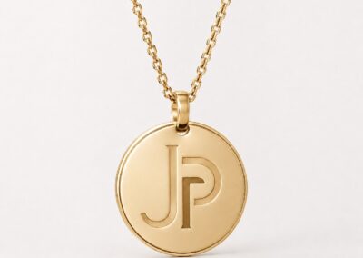 Colgante tipo medalla con monograma JP en oro de Jesús Palacín, mayorista de joyería en Zaragoza