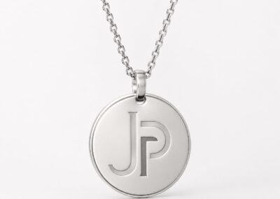 Colgante tipo medalla con monograma JP en plata de Jesús Palacín, mayorista de joyería en Zaragoza